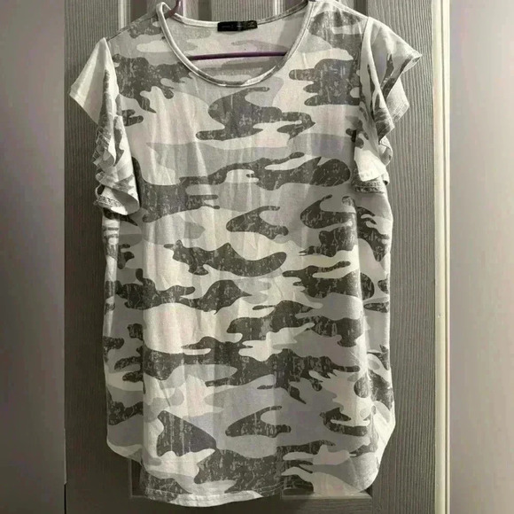 Women’s camo top with rounded neck & rounded bottom with ruffle sleeves Size LG - Picture 1 of 7